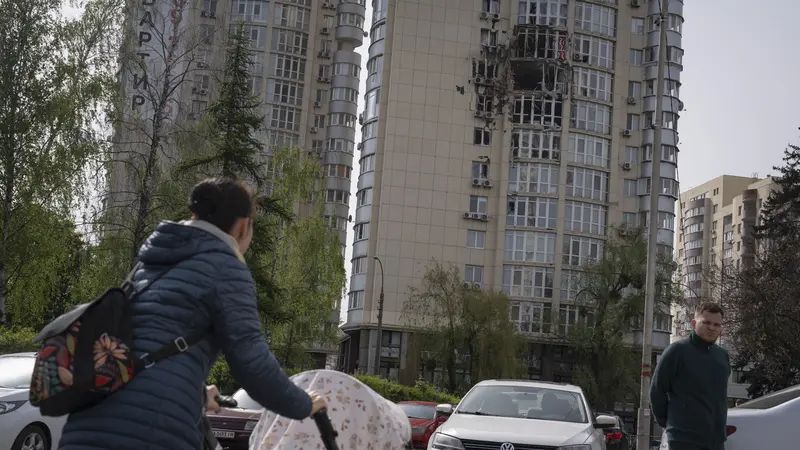 Serangan Drone Rusia Hancurkan Apartemen di Ukraina
