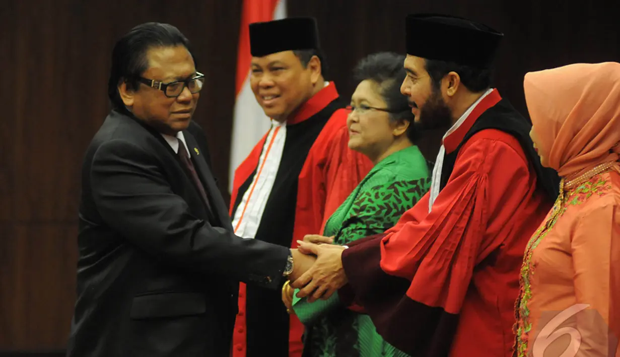 Wakil Ketua MPR Oesman Sapta Odang saat memberikan selamat kepada  Ketua Mahkamah Konstitusi yang baru Arief Hidayat dan Wakil Ketua MK Anwar Usman di Gedung Mahkamah Konstitusi, Jakarta, Selasa (14/1/2015). (Liputan6.com/Herman Zakharia)