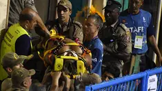 Petugas pemadam kebakaran mengevakuasi penari dari sekolah samba Unidos da Tijuca yang menjadi korban akibat runtuhnya lantai tiga mobil pawai yang digunakan saat mengikuti Rio Carnival di Rio de Janeiro, Brasil (28/2). (AFP PHOTO/Vanderlei Almeida)
