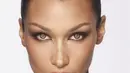 Membintangi kampanye Charlotte Tilbury, Bella Hadid tampil memukau dengan makeup polished yang sangat modern. [Foto: Instagram/ Bella Hadid]
