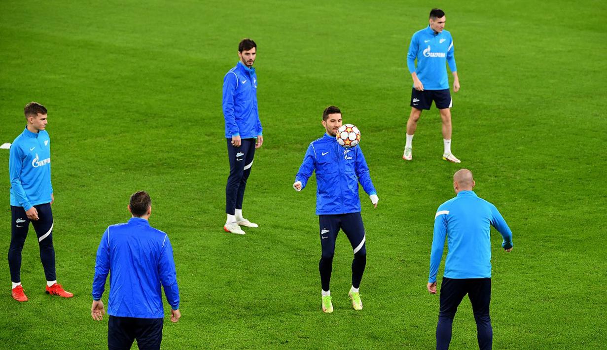 Para pemain Zenit St. Petersburg menghadiri sesi latihan jelang menghadapi Juventus pada pertandingan sepak bola Liga Champions di Stadion Juventus, Turin, Italia, 1 November 2021. (Isabella BONOTTO/AFP)