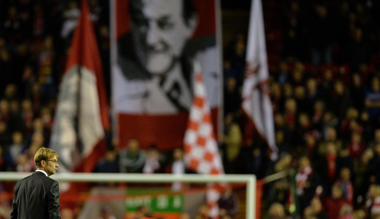Pelatih Liverpool, Juergen Klopp mengamati permainan anak asuhnya pada laga Liga Europa melawan Rubin Kazan di Stadion Anfield, Inggris, Jumat (23/10/2015). (EPA/Peter Powell)