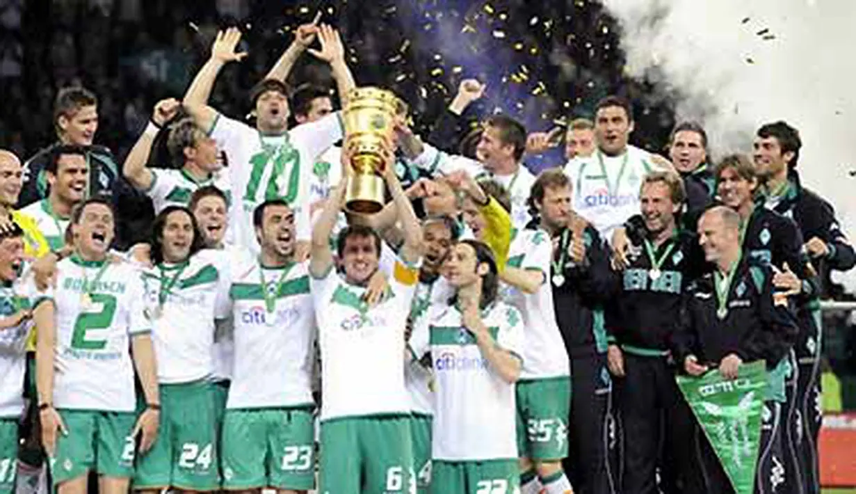 Werder Bremen's captain Frank Baumann and teammates celebrate with the trophy after DFB German Cup final match Werder Bremen vs Bayer Leverkusen on May 30, 2009 at Olympic stadium in Berlin. Werder won 1-0. AFP PHOTO/NIGEL TREBLIN