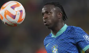 Vinicius Junior dari Brasil mengamati bola&nbsp;dalam&nbsp;pertandingan Kualifikasi Piala Dunia 2026 melawan Ekuador di stadion Banco Pichincha di Guayaquil, Ekuador, Kamis, 5 Juni 2025. (AP Photo/Dolores Ochoa)