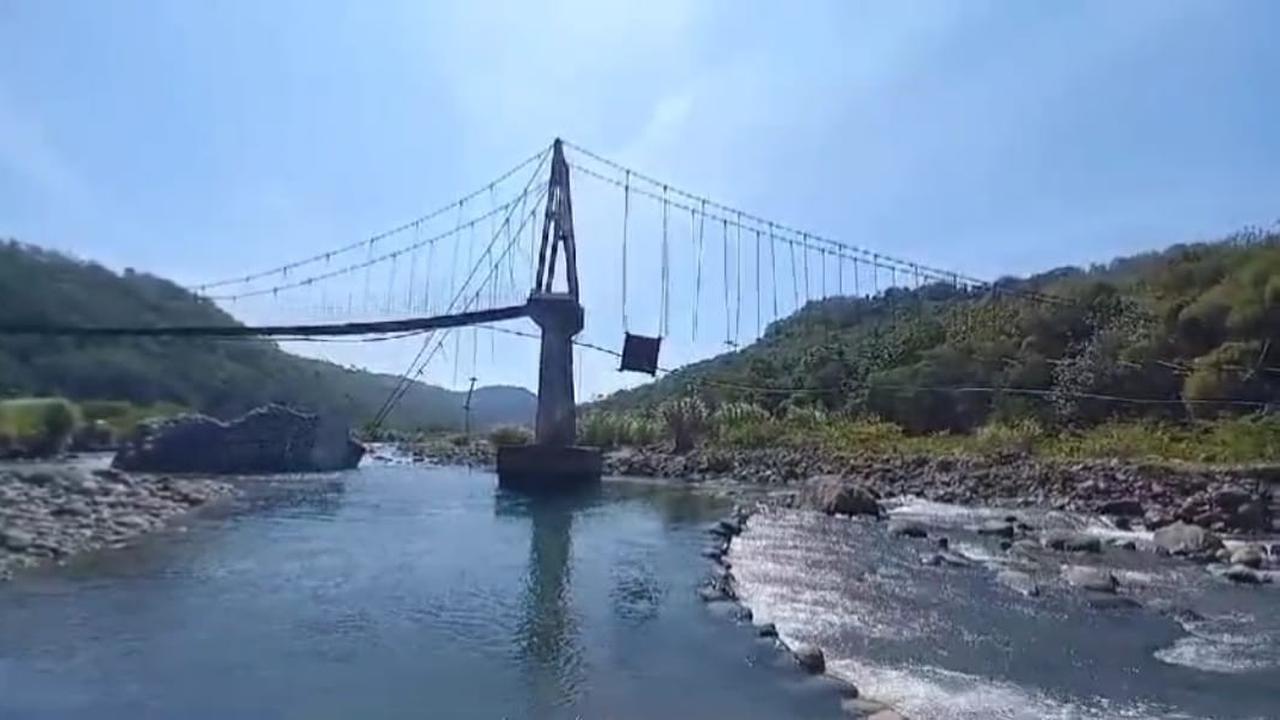 Jembatan rawayan di atas sungai Cirompang, penghubung dua desa dan dua kecamatan di wilayah Garut selatan, yang terputus akibat banjir bandang hingga kini belum diperbaiki. (Liputan6.com/Jayadi Supriadin)