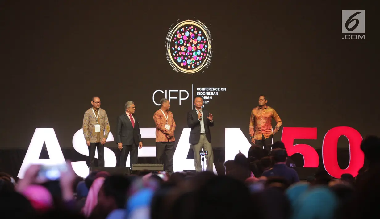 Pendiri FPCI, Dino Patti Djalal (kedua kiri) saat membuka conference on Indonesia Foreign Policy 2017 di Jakarta, Sabtu (21/10). (Liputan6.com/Faizal Fanani)
