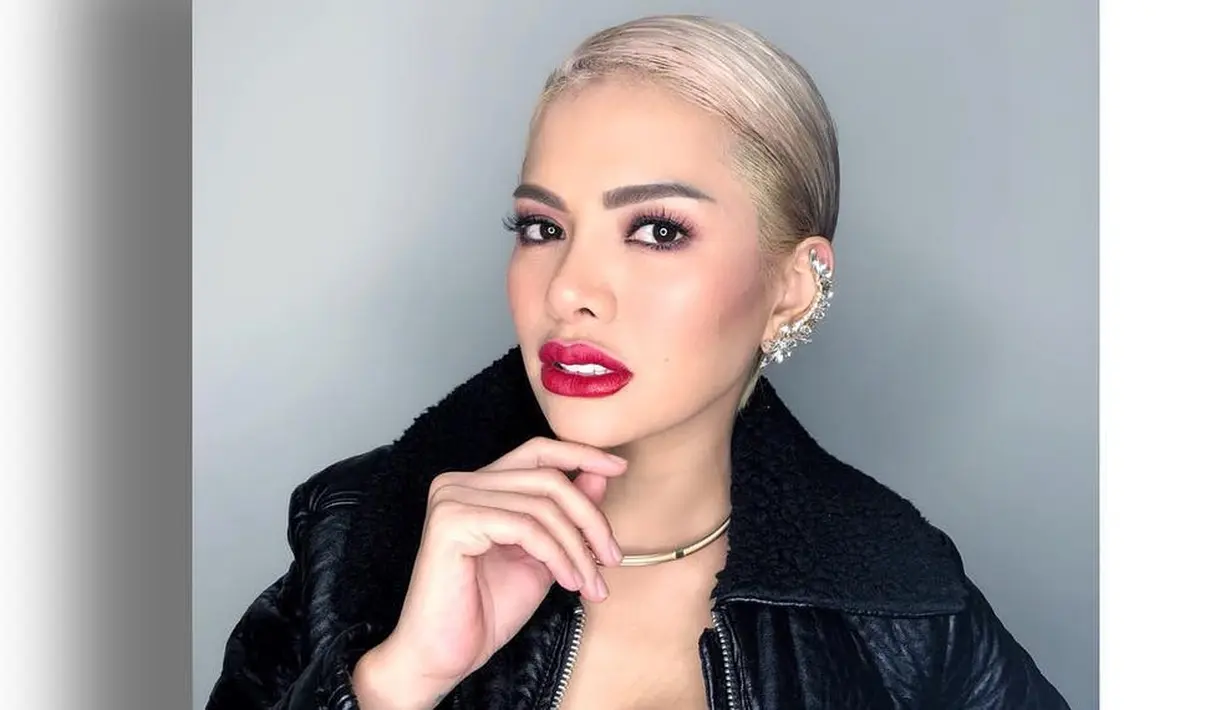 Berdiskusi dengan sang pacar, Niki disarakankan untuk mempertimbangkannya. Terlebih urusan anak dan pekerjaan. Apakah ia masih bisa membagi waktunya atau tidak jika melanjutkan ke bangku kuliah. (Instagram/nikitamirzanimawardi_17)