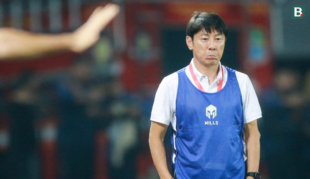 Pelatih asal Korea Selatan itu tampak mengenakan rompi berwarna biru. (Bola.com/Bagaskara Lazuardi)