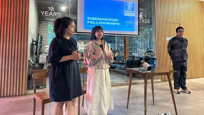 Co-founder Krealogi Hanna Keraf (kiri) dan Co-Chairperson IdeaFest Desy Bachir (kanan) membagikan pengalaman mereka usai mengikuti Eisenhower Fellowship. (Liputan6.com/Benedikta Miranti)