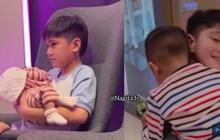 Kakak Idaman Banyak Orang, Potret Rafathar Bergantian Gendong Baby Lily & Rayyanza Banjir Pujian