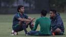 Pelatih Timnas Indonesia U-22, Luis Milla, berdiskusi dengan Hansamu Yama usai latihan di Lapangan SPH Karawaci, Banten, Senin (7/8/2017). Latihan dilakukan sebagai persiapan jelang SEA Games 2017 Malaysia. (Bola.com/Vitalis Yogi Trisna)