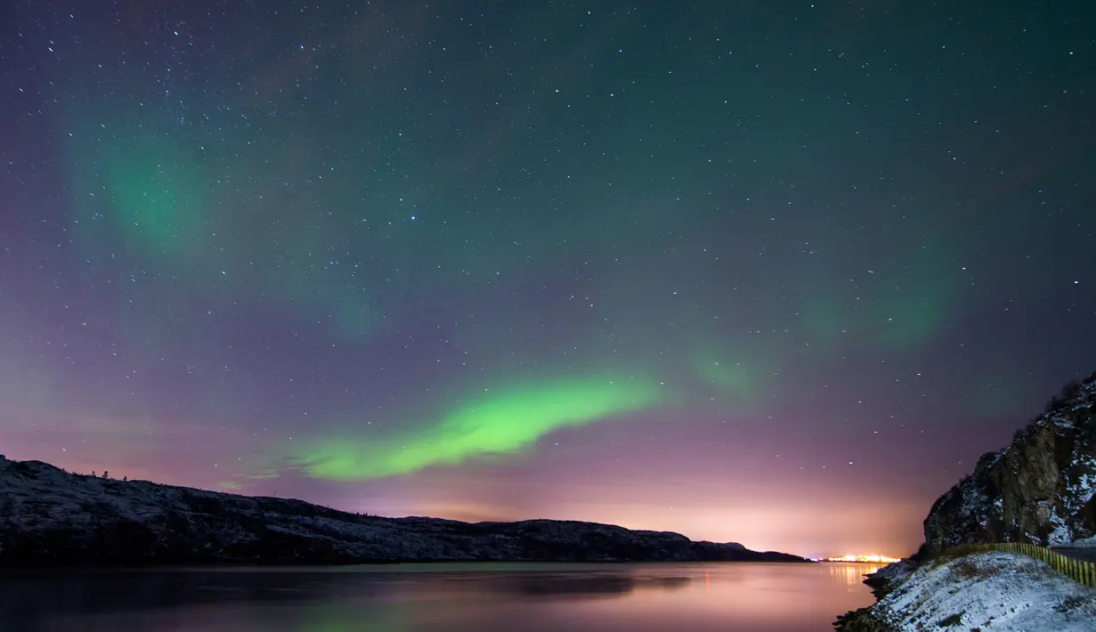 Pemandangan saat fenomena aurora borealis menerangi langit malam di dekat kota Kirkenes, Norwegia utara, Kamis (12/11/2015). (AFP PHOTO/Jonathan NACKSTRAND)