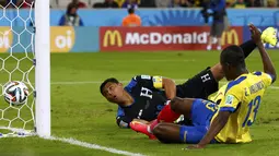 Gelandang Ekuador, Enner Valencia (kanan), berhasil mengecoh dan menjebol gawang Honduras yang dikawal Noel Valladares di laga kedua penyisihan Piala Dunia 2014 di Stadion Baixada, Curitiba, Brasil, (21/6/2014). (REUTERS/Darren Staples)