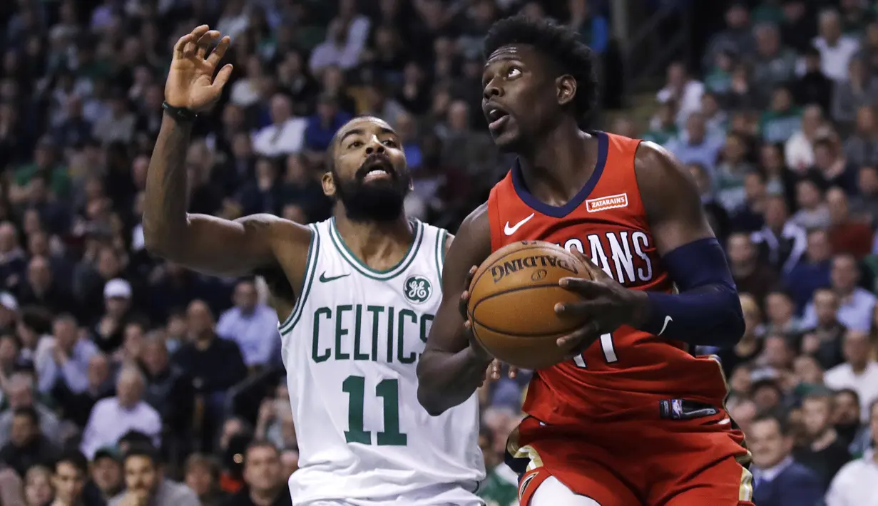 Pemain New Orleans Pelicans, Jrue Holiday (kanan) mencoba melewati pemain Boston Celtics, Kyrie Irving (11) pada laga NBA basketball game di TD Garden, Boston, (16/1/2018). Celtics kalah 113-116. (AP/Charles Krupa)