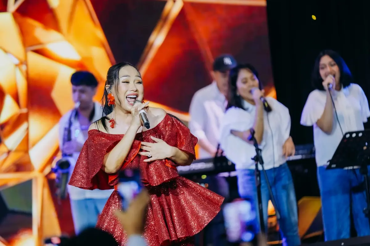 Titi DJ tampil di hadapan ratusan pengunjung Carstensz Mall, Gading Serpong, Kabupaten Tangerang. 