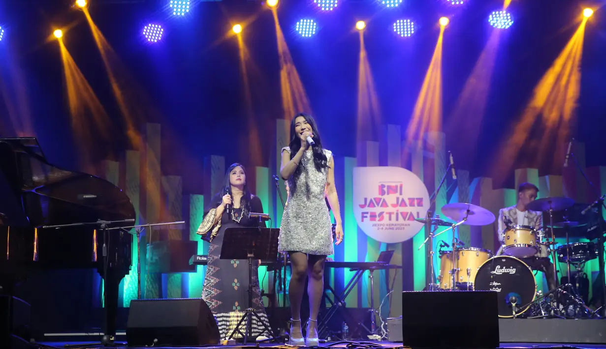 Tampil di salah satu event musik terbesar di Indonesia menjadi sebuah kebanggaan bagi Christie. Memulai debut sebagai penyanyi pada tahun 2021 lalu, Christie sudah mengeluarkan beberapa karya musik yang sukses mendapat respon positif dari publik. [Foto/Adrian Utama Putra]