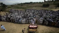 Kerabat dan pelayat menghadiri doa pemakaman para korban yang tewas dalam serangan bom bunuh diri hari Minggu di distrik Bajur, Khyber Pakhtunkhwa, Pakistan, Senin, 31 Juli 2023. (AP Photo/Mohammad Sajjad)