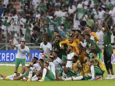 Para pemain Arab Saudi melakukan selebrasi usai mengalahkan Jepang 1-0 dalam laga kualifikasi grup B zona Asia Piala Dunia Qatar 2022 di Stadion King Abdullah Sports City, Jeddah, Arab Saudi, Kamis (7/10/2021). (AP Photo)