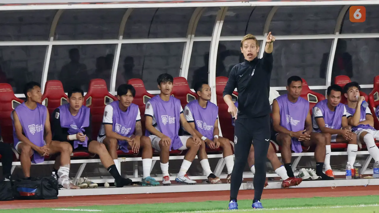 Foto: Sibuknya Keisuke Honda di Bench Pemain Kamboja saat Melawan Timnas Indonesia di Piala AFF 2022
