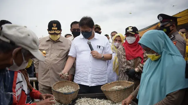 Menteri Koordinator Bidang Perekonomian Airlangga Hartarto mengunjungi Pulau Pasaran, Kecamatan Teluk Betung Barat, Kota Bandar Lampung. (Dok ekon.go.id)