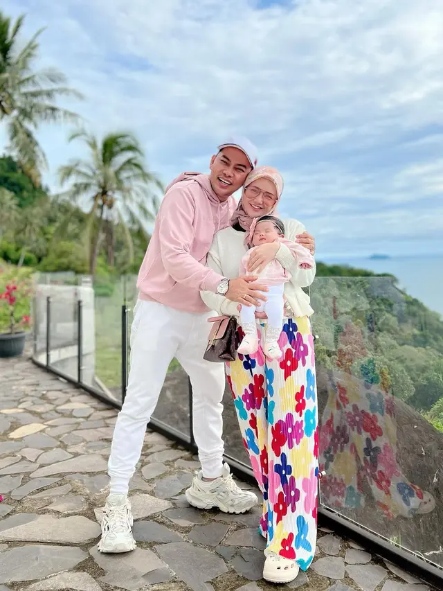 [Fimela] Dari Sesama Peserta Hingga Juri, Ini 7 Pasangan Artis yang Cinlok di Ajang Dangdut Indosiar