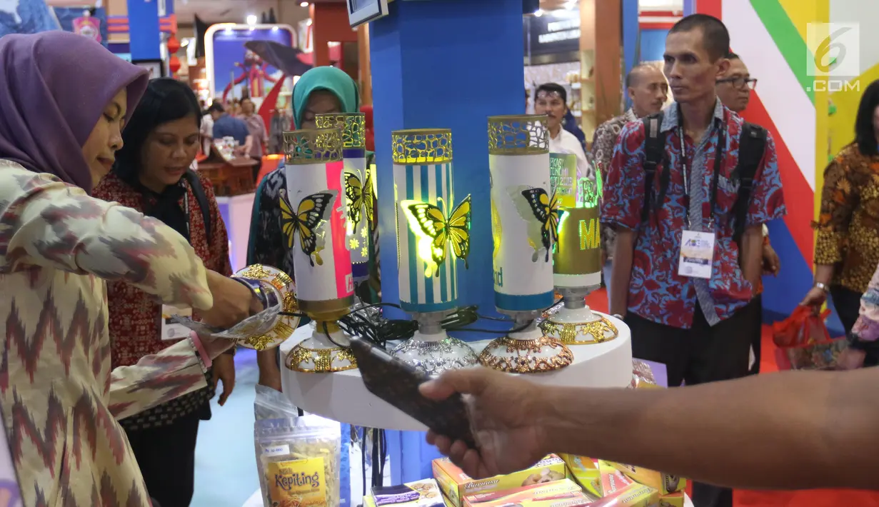 Pengunjung melihat produk yang dipamerkan dalam Apkasi Otonomi Expo (AOE) di JCC Jakarta, Rabu (3/7/2019). AOE 2019 berupaya untuk menawarkan peluang investasi pada para investor. (Liputan6.com/Angga Yuniar)