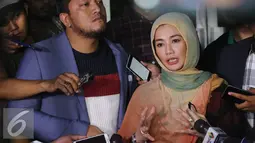 Reza Artamevia memberi keterangan pada media, Jakarta (07/10). Reza Artamevia melaporkan Gatot Brajamusti atas kasus dugaan penipuan terhadap penggunaan Aspat atau sabu sabu. (Liputan6.com/Herman Zakharia)