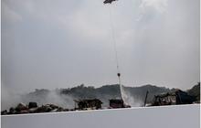 FOTO: Hingga Hari ke-9, Helikopter Water Booming BNPB Terus Kerja Maraton Atasi Asap Kebakaran Gunung Sampah di TPA Sarimukti Bandung