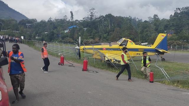 Pesawat Pelita Air tergelincir di Bandara Karubaga, Kabupaten Tolikara, Papua, pukul 09.15 WIT, Selasa (9/6/2020). (dok Polda Papua)