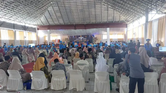 Wisuda STMIK Komputama Cilacap, Jawa Tengah, Selasa (12/12/2023). (Foto: Liputan6.com/STMIk Komputama)