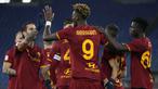AS Roma behasil melaju ke babak perempatfinal Coppa Italia 2021/2022 usai mengalahkan tim Serie B Lecce di babak 16 Besar, Kamis (21/1/2022). Di laga perempatfinal, AS Roma telah ditunggu tim besar lainnya, Inter Milan. (AP/Alessandra Tarantino)