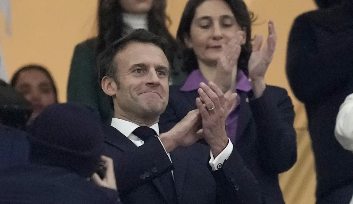Presiden Prancis Emmanuel Macron bertepuk tangan pada awal pertandingan semifinal Piala Dunia 2022 antara Prancis dan Maroko di Stadion Al Bayt di Al Khor, Qatar, Kamis (15/12/2022). Prancis berhasil melaju ke babak final setelah mengalahkan Maroko 2-0. (AP Photo/Christophe Ena)