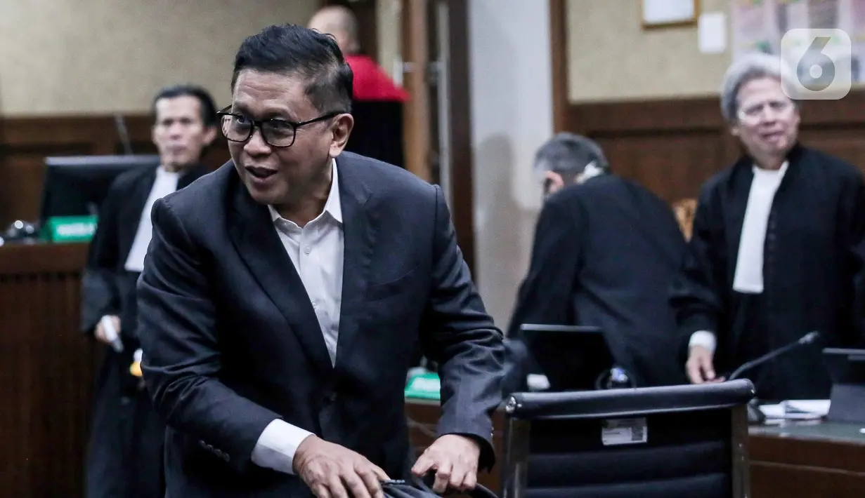 Terdakwa kasus dugaan suap pergantian antar-waktu (PAW) anggota DPR RI Harun Masiku dan perkara perintangan penyidikan, Hasto Kristiyanto usai mengikuti sidang pembacaan tuntutan di Pengadilan Tindak Pidana Korupsi (Tipikor) Jakarta, Kamis (3/7/2025). (Liputan6.com/Herman Zakharia)