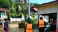 Proses evakuasi korban banjir di Malinau Kalimantan Utara, Minggu (16/5/2021).