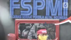 Massa buruh menggelar aksi menolak UU Cipta Kerja di kawasan Patung Kuda, Jakarta, Senin (2/11/2020). Massa buruh dari berbagai serikat pekerja tersebut menggelar demo terkait penolakan pengesahan omnibus law Undang-Undang Cipta Kerja dan upah minimum 2021. (merdeka.com/Iqbal S Nugroho)