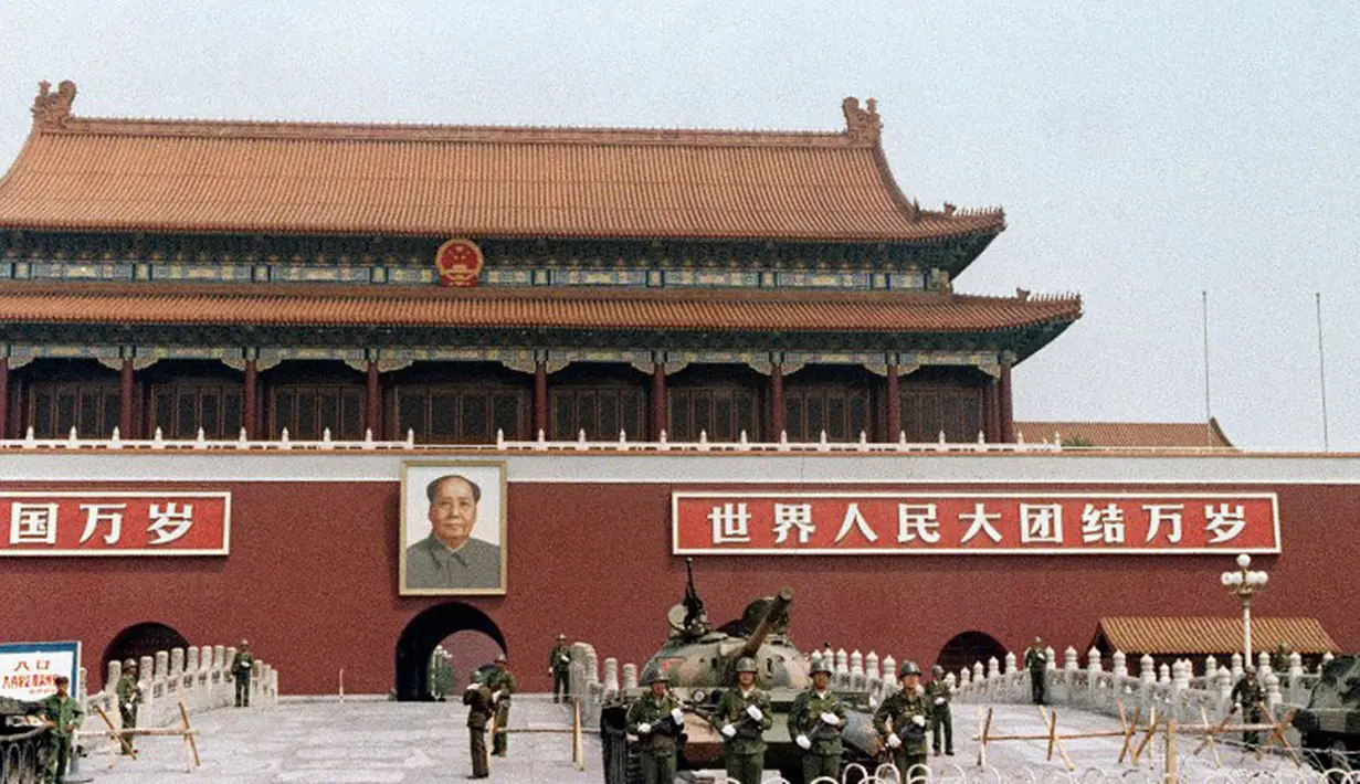 11 Juni 1989, usai protes mahasiswa, sejumlah Tentara Pembebasan Rakyat masih bersiaga di Lapangan Tiananmen, Tiongkok. (AFP PHOTO/CATHERINE Henriette)