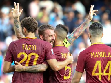 Para pemain AS Roma merayakan gol saat melawan Napoli pada lanjutan Serie A Italia di San Paolo Stadium, Naples (15/10/2016). (REUTERS/Stefano Rellandini)