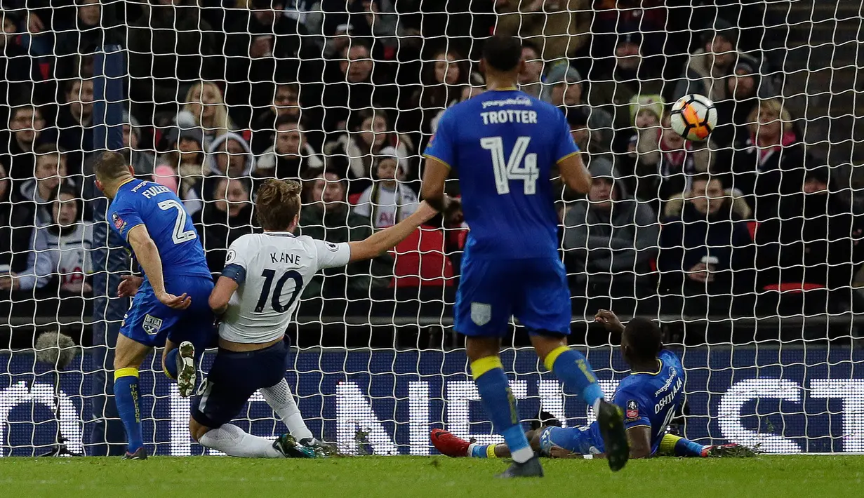 Striker Tottenham Hotspur, Harry Kane berhasil membobol gawang Wimbledon pada pertandingan putaran ketiga FA Cup di Stadion Wembley, Minggu (7/1). Tottenham Hotspur menang telak 3-0 atas Wimbledon, dengan Harry Kane menyumbang dua gol. (AP/Tim Ireland)