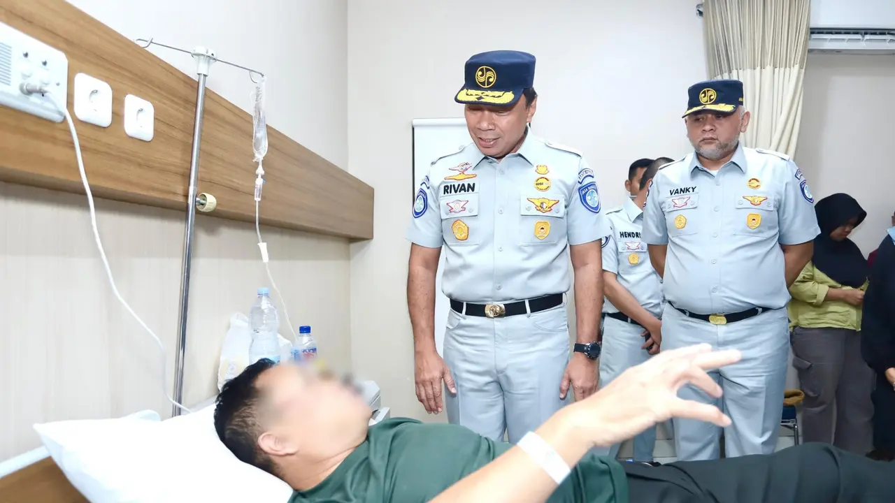 Direktur Utama Jasa Raharja, Rivan A. Purwantono menjenguk korban kecelakaan beruntun yang terjadi di Tol Cipularang, Jawa Barat yang dirawat di Rumah Sakit Abdul Radjak, Purwakarta.