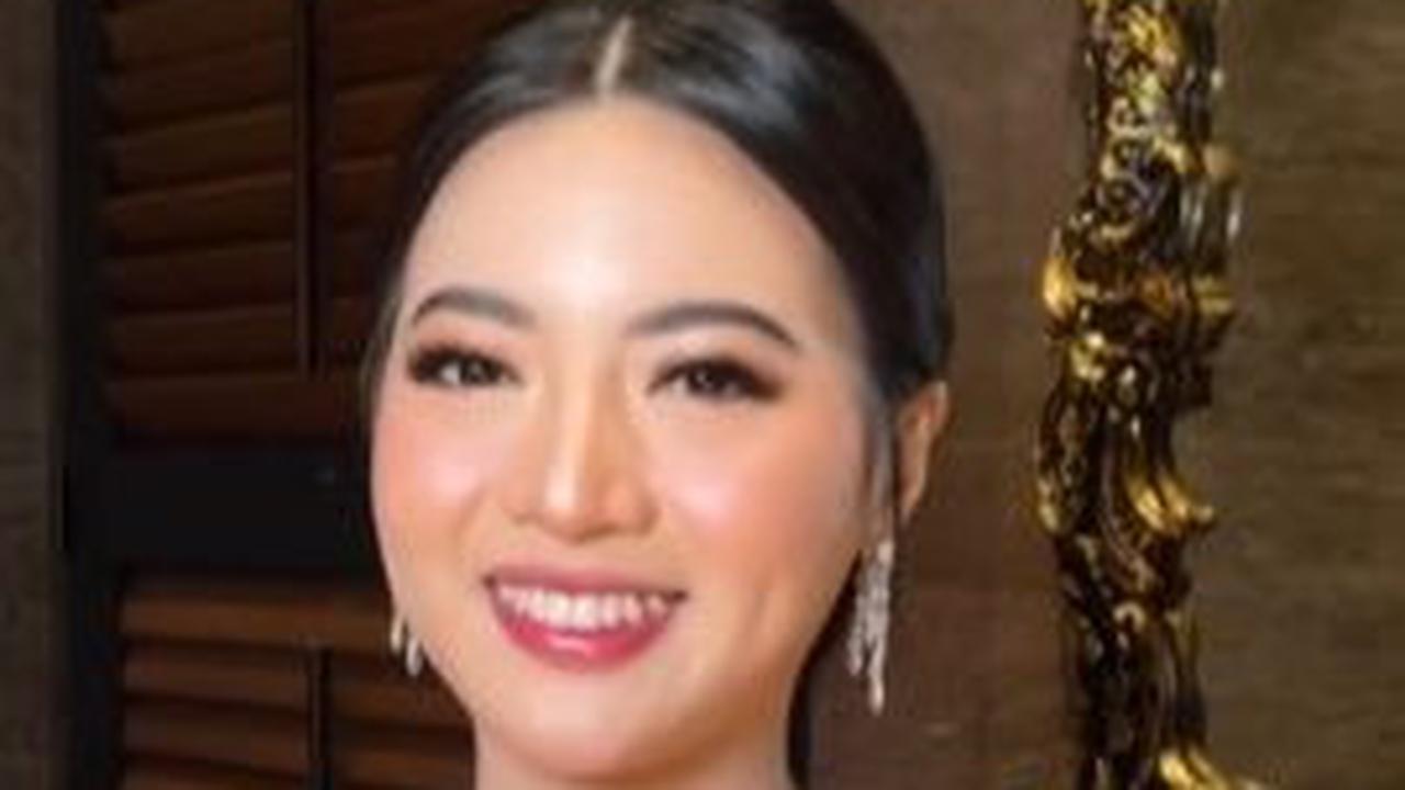Potret cantik dan anggun Angela Perkasa mengenakan kebaya merah di momen acara lamarannya.