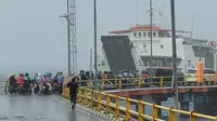 Pelabuhan Ketapang Banyuwangi ditutup sementara akibat cuaca buruk (Hermawan Arifianto/Liputan6.com)