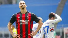 Ekspresi kecewa striker AC Milan, Zlatan Ibrahimovic, saat melawan Sampdoria pada laga Liga Italia di Stadion San Siro, Minggu (4/4/2021). Kedua tim bermain imbang 1-1. (AP Photo/Antonio Calanni)