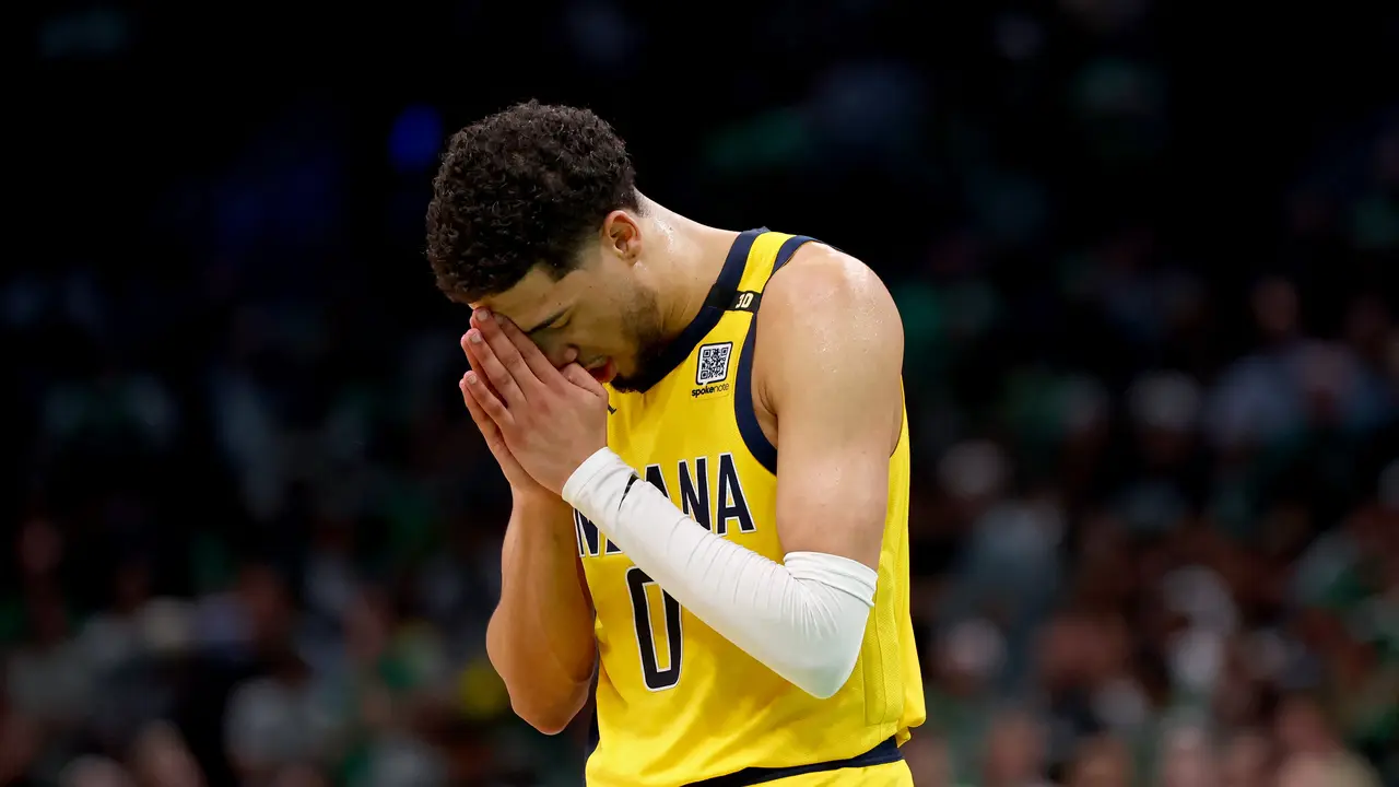 Pemain Pacers Tyrere Haliburton tertunduk lesu karena melakukan TO fatal saat melawan Celtics