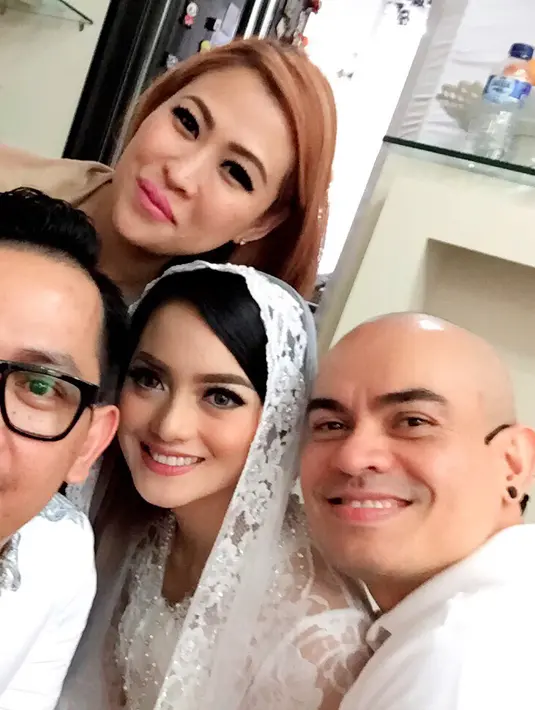 Akad nikah dilangsungkan pada hari ini di kediaman Ririn Ekawati. Akad itu sendiri dihadiri oleh keluarga besar dari kedua belah pihak. (via Mario Markoneng)