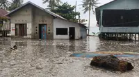 Gelombang tinggi menghantam pemukiman warga di Pulau Ambo, Mamuju (Liputan6.com/Abdul Rajab Umar)