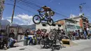 Pebalap BMX Leudar Ruiz melakukan aksi dalam sebuah pertunjukan yang menandai peringatan 400 tahun permukiman kumuh Petare di Caracas, Venezuela (17/2/2021). Petare yang merupakan kawasan kumuh terbesar di Venezuela menjadi rumah bagi lebih dari 500.000 jiwa. (AP Photo/Ariana Cubillos)