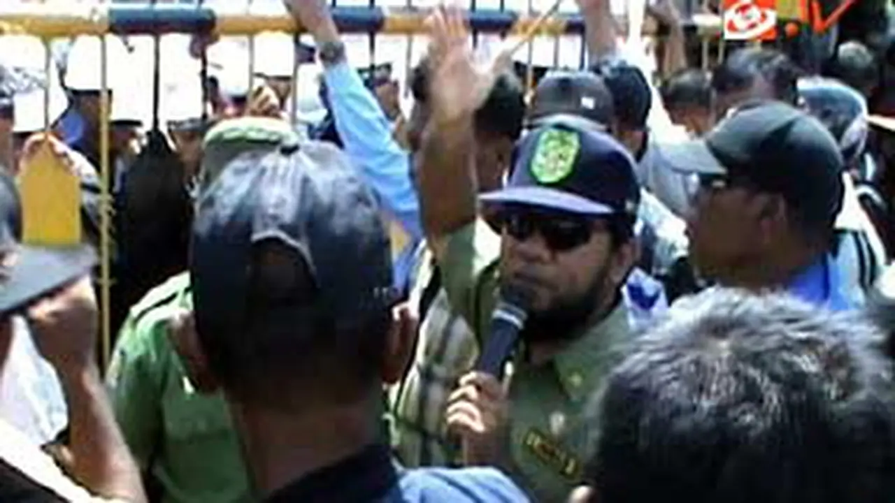 120206ddemo-muarabadak.jpg