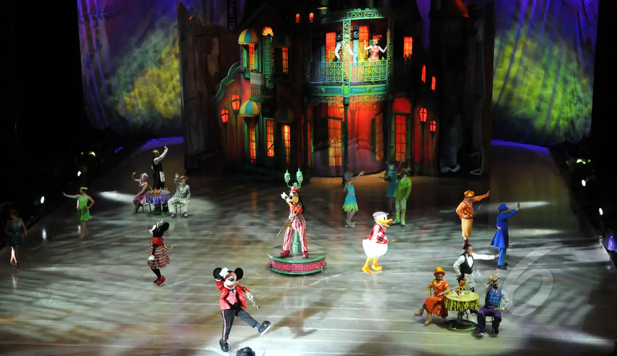 Pertunjukkan Disney On Ice bertajuk Dare to Dream! digelar di Istora Senayan, Jakarta, Jumat (10/4/2015). Acara ini digelar untuk merayakan 75 tahun cerita mengenai Disney Princess (Liputan6.com/Panji Diksana)