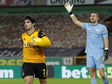 Gelandang Wolverhampton Wanderers, Pedro Neto, usai mencetak gol ke gawang Southampton pada laga lanjutan Liga Inggris di Molineux Stadium, Selasa (24/11/2020) dini hari WIB. Wolverhampton imbang 1-1 menghadapi Southampton. (AFP/Andrew Boyers/pool)
