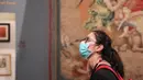 Seorang perempuan yang mengenakan masker mengunjungi pameran "Raffaello 1520-1483" di Roma, Italia, pada 2 Juli 2020. Para pengunjung, yang harus mengenakan masker, diwajibkan melakukan reservasi sebelum berkunjung dan suhu tubuh harus diukur saat memasuki pameran itu. (Xinhua/Cheng Tingting)